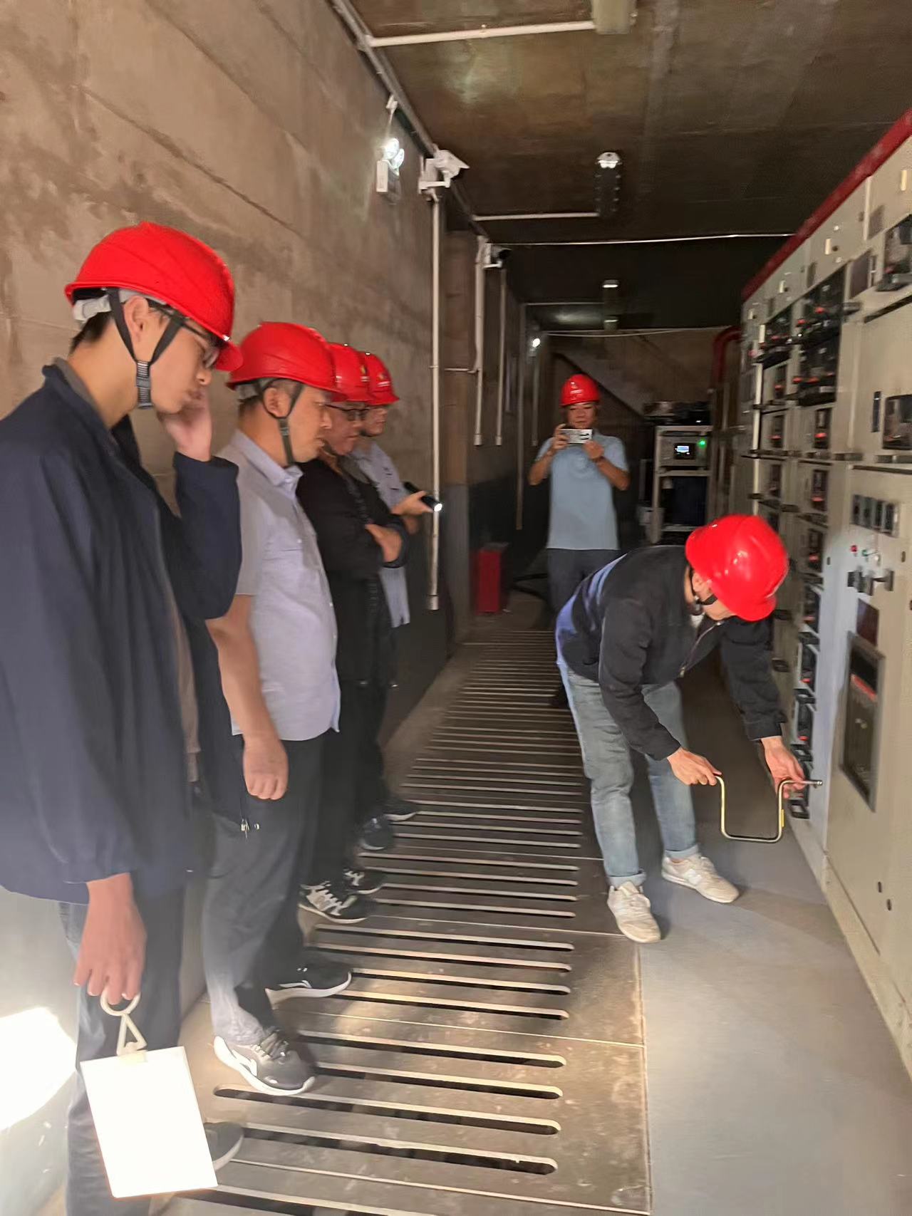 發(fā)電部人員正在進(jìn)行“弧門配電室失壓?jiǎn)?dòng)柴油發(fā)電機(jī)開啟弧門”實(shí)操演練.jpg 發(fā)電部人員正在進(jìn)行“弧門配電室失壓?jiǎn)?dòng)柴油發(fā)電機(jī)開啟弧門”實(shí)操演練.jpg