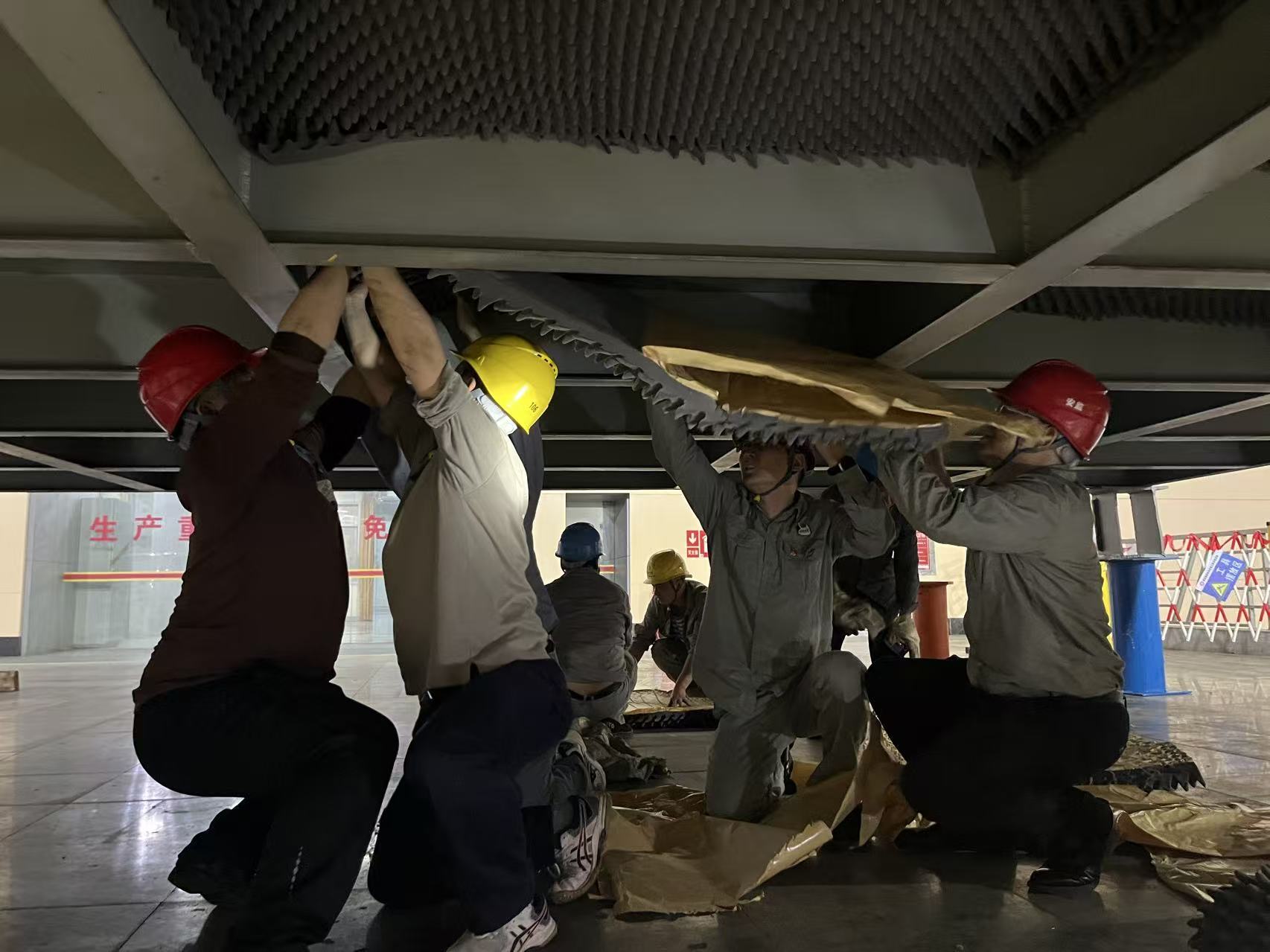 鋪設(shè)廠房隔音棉現(xiàn)場.jpg